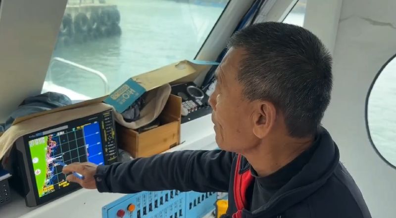 花蓮空軍基地上尉飛官辛柏毅6日晚間駕駛F-16V戰機失聯，疑在豐濱鄉外海跳傘逃生。在地漁民林國正（圖）7日受訪表示，距離石梯漁港約10浬、航程1小時，無奈受限風浪太大，第一時間無法出船協助