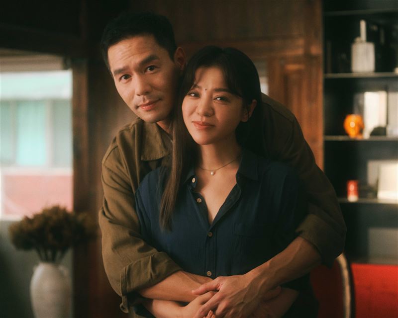 丁噹與丁春誠合作演出〈最痛的遺憾〉MV。（圖／相信音樂提供）