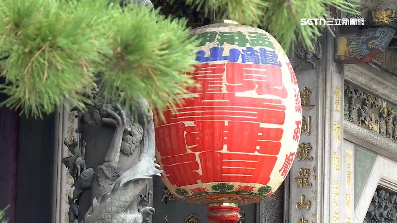 龍山寺門外的傳統宮燈