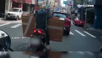 騎車違規載超巨紙箱竄窄巷　警：可開罰