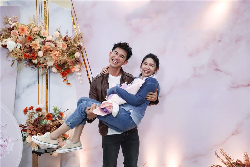 曾子益（右）與曾智希（左）在低谷中互相取暖。（圖／民視提供）