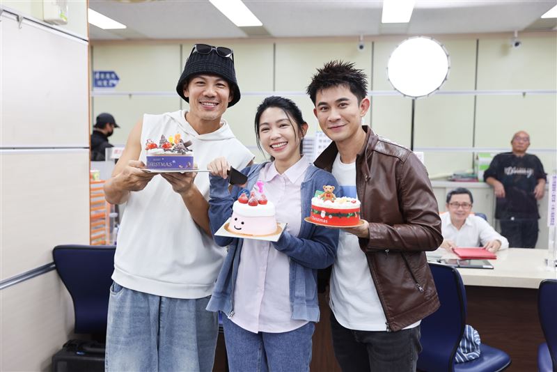 曾智希拍登記結婚戲碼，剛好是生日，陳志強（左）驚喜探班讓她相當感動。（圖／民視提供）