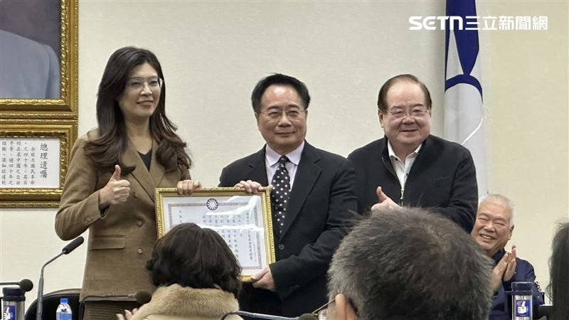 鄭麗文（左）今日在中常會上頒發「實踐一等獎章」給蔡正元（中）。（圖／記者詹宜庭攝影）