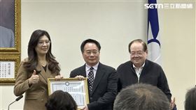 鄭麗文（左）今日在中常會上頒發「實踐一等獎章」給蔡正元（中）。（圖／記者詹宜庭攝影）