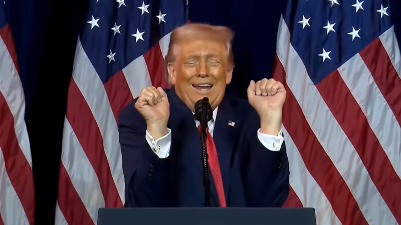 川普演說中表演他想像中生理女舉重吃力的樣子，一邊發出奇怪嬌喘聲。（圖／翻攝畫面）