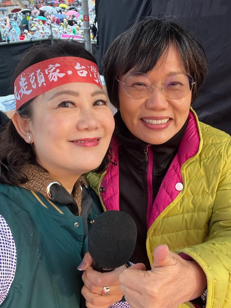 吳思瑤分享與劉世芳的合照，直呼「我大姐，我驕傲！」（圖／翻攝自吳思瑤臉書）