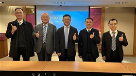 宇川精材董事長兼共同執行長郭文哲（中）、共同執行長陳建榮（左2）與經營團隊合影。（圖／記者余國棟攝影）