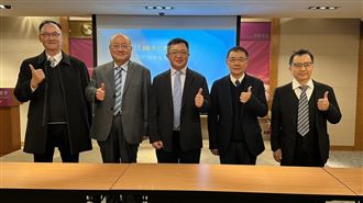 宇川精材董事長兼共同執行長郭文哲（中）、共同執行長陳建榮（左2）與經營團隊合影。（圖／記者余國棟攝影）