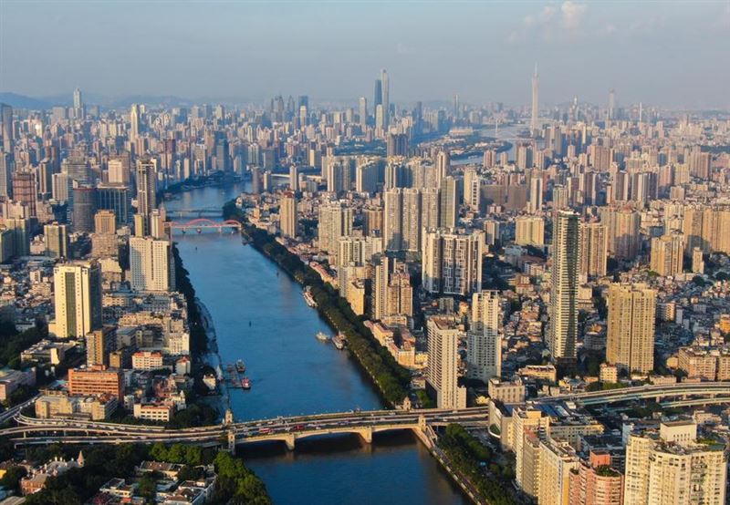 中國廣州空照圖。中國房市跌跌不休，由於地方與中央的政策錯誤，英國《經濟學人》引用專家預測，中國房地產危機恐燒到2030年。（圖／翻攝自X平台 @XHNews）