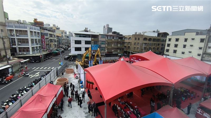 高雄捷運RK1岡山車站(西基地)聯開案今日正式動土,全案案預計2030年6月完工,謝志長指出,RK1站具「到站即到家」的捷運共構優勢,且位處北高雄科技廊帶的核心樞紐,未來房價初步預估介於36萬至38萬元,更有機會衝刺4字頭。(圖/記者陳韋帆攝影)