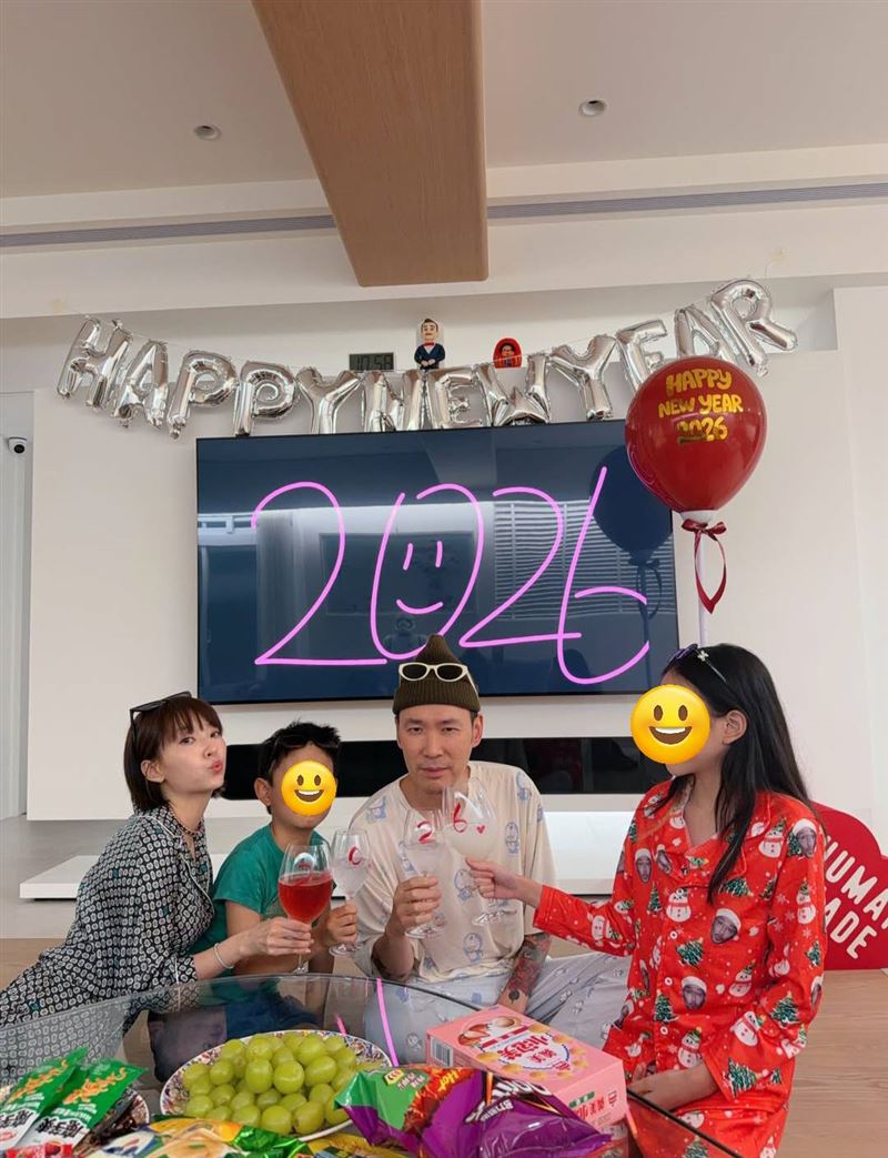 翁馨儀(最左)跟張少懷結婚多年。(圖/翻攝自IG)