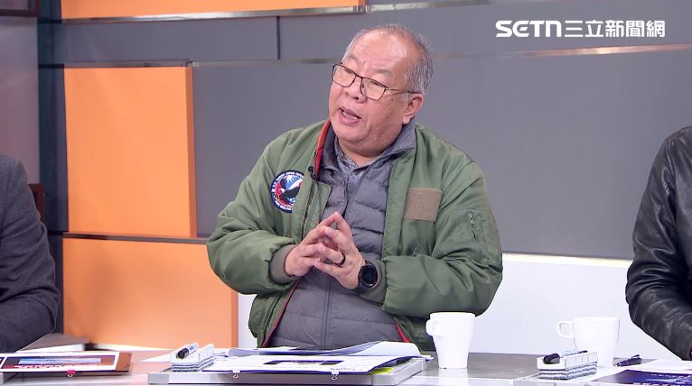 前F16種子教官黃揚德說明軍事議題。（圖／前進新台灣）