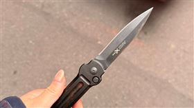 警方查扣范男犯案時的折疊刀。（圖／翻攝畫面）