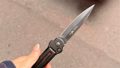 搭小黃付車資用丟的　少爺亮刀抵司機脖子