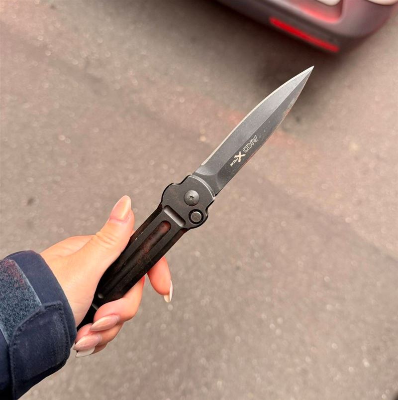 警方查扣范男犯案時的折疊刀。（圖／翻攝畫面）