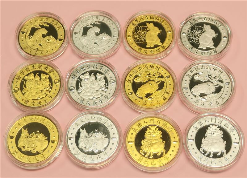 楊登嵙表示集滿12生肖錢母，招財威力更強。(圖／命理老師楊登嵙提供)