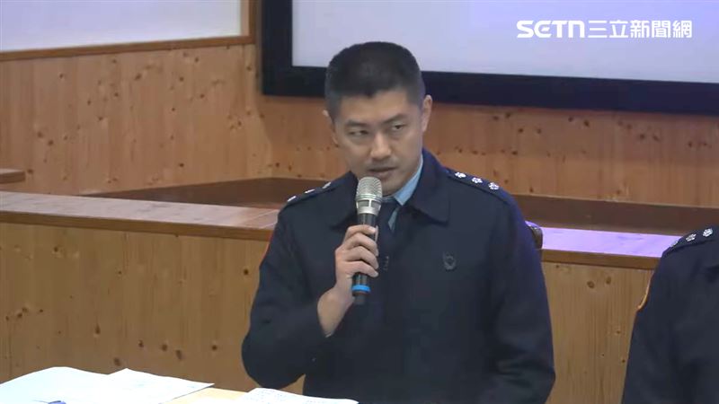 空軍五聯隊第27隊隊長周明慶，面對痛失優秀隊員，在今天（7日）記者會一度哽咽。（圖／翻攝自國防部發言人）