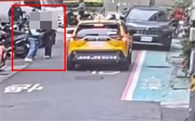 黃男與黃母在街頭拉扯。（圖／翻攝畫面）