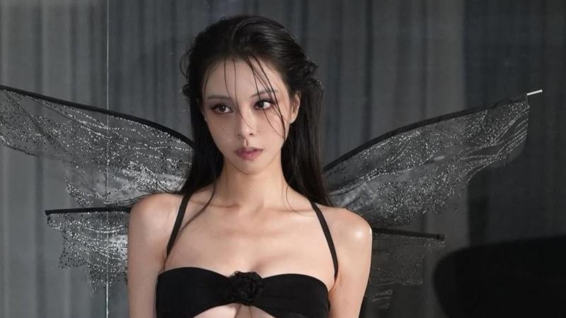 鋼琴女神用「一塊布」遮胸　上圍溢出看光