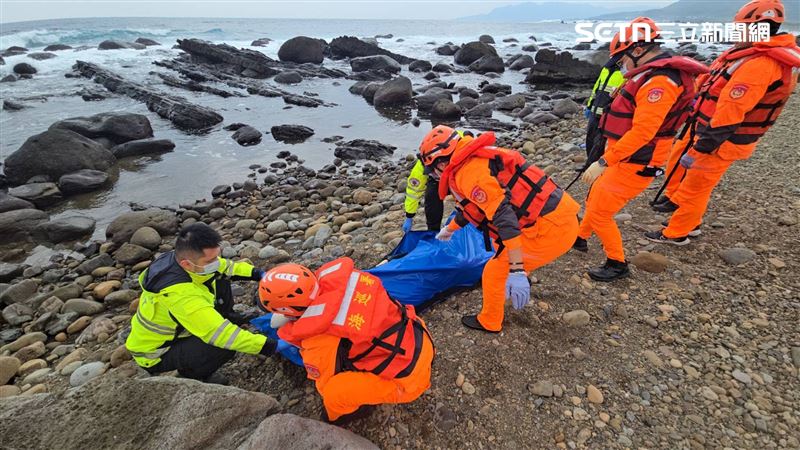 元旦落海7天後回家了！「龍洞一支磯釣場」釣客成浮屍，親友心碎認屍。（圖／翻攝畫面）