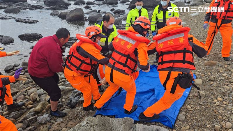 元旦落海7天後回家了！「龍洞一支磯釣場」釣客成浮屍，親友心碎認屍。（圖／翻攝畫面）