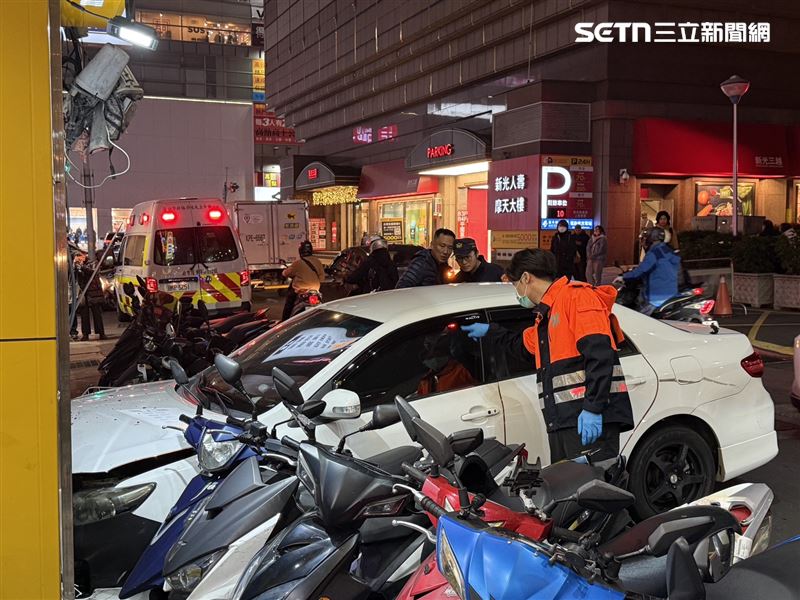 北車驚魂！轎車地下室「暴衝撞柱」車頭全毀，女騎士衰遭波及。（圖／翻攝畫面）