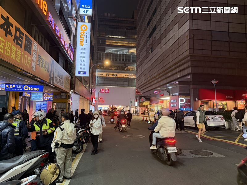 北車驚魂！轎車地下室「暴衝撞柱」車頭全毀，女騎士衰遭波及。（圖／翻攝畫面）