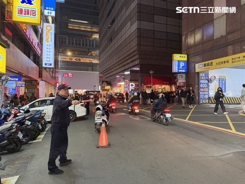 北車驚魂！轎車地下室「暴衝撞柱」車頭全毀，女騎士衰遭波及。（圖／翻攝畫面）