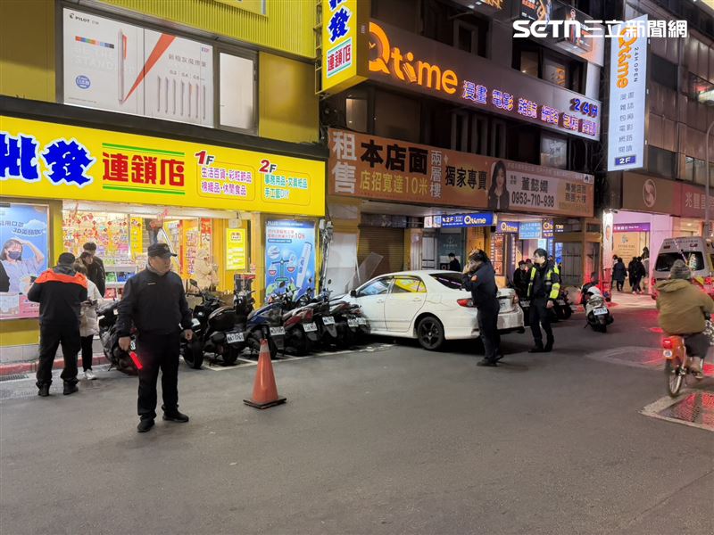 北車驚魂！轎車地下室「暴衝撞柱」車頭全毀，女騎士衰遭波及。（圖／翻攝畫面）