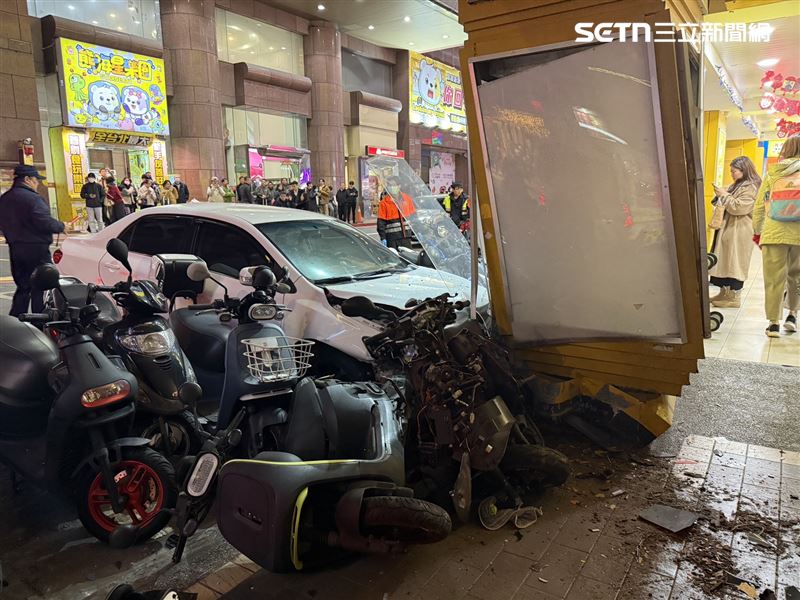 北車驚魂！轎車地下室「暴衝撞柱」車頭全毀，女騎士衰遭波及。（圖／翻攝畫面）