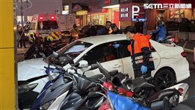 北車驚魂！轎車地下室「暴衝撞柱」車頭全毀，女騎士衰遭波及。（圖／翻攝畫面）