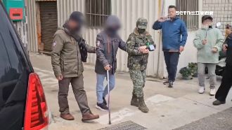 飛官辛柏毅仍無下落　2家人碰面抱頭痛哭