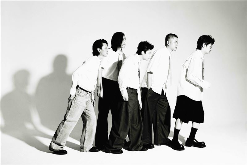 落日飛車預告巡演台北站將推出「神秘黑盒子」。（圖／華納音樂提供）