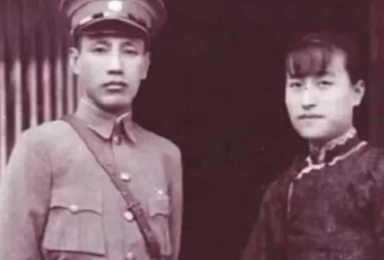 陳潔如（右）是受過教育、溫婉動人的「新女性」，蔣介石（左）為了追求她費盡心機。（圖／翻攝自百度百科）