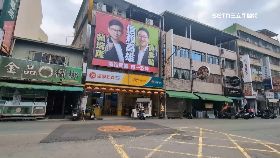 賴瑞隆化身母雞　合體議員合掛聯名看板