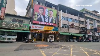 賴瑞隆化身母雞　合體議員合掛聯名看板