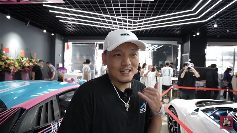 春風曾爆料,好友陳志在每個國家都有買一台2億超跑Dhiron,「他很兇。」(圖/翻攝自DR.T達特踢 A.K.A. 看你老師YouTube)