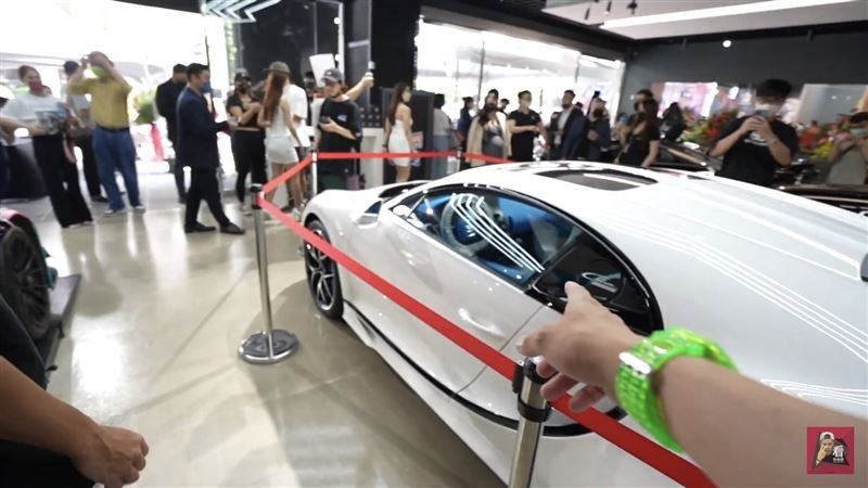 春風曾爆料,好友陳志在每個國家都有買一台2億超跑Dhiron,「他很兇。」(圖/翻攝自DR.T達特踢 A.K.A. 看你老師YouTube)