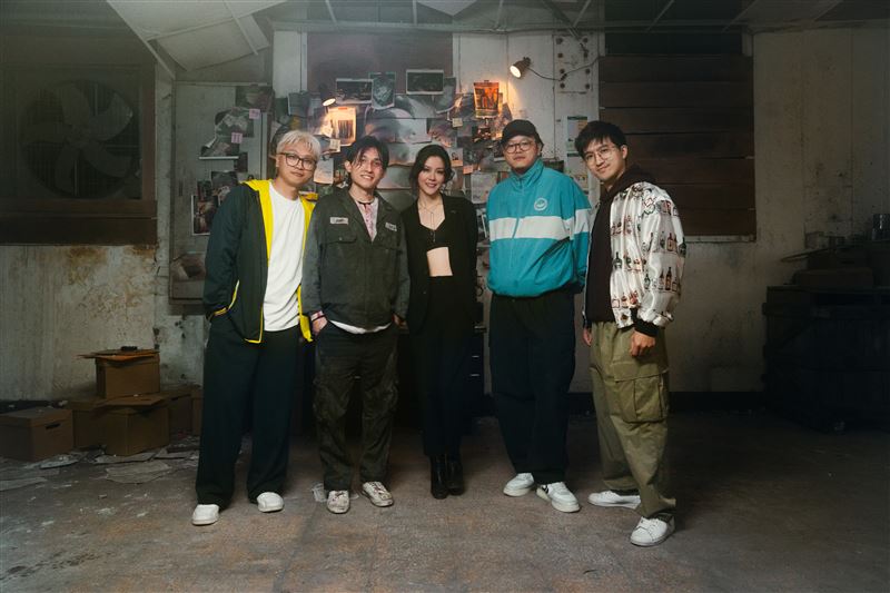 icyball冰球樂團〈你要是真的愛我才不會這樣〉MV邀請李聿安（中）助陣。（圖／何樂音樂提供）