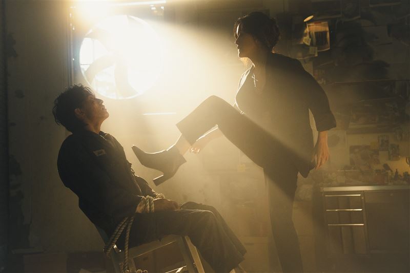 士捷在MV中「被虐到生活無法自理」。（圖／何樂音樂提供）