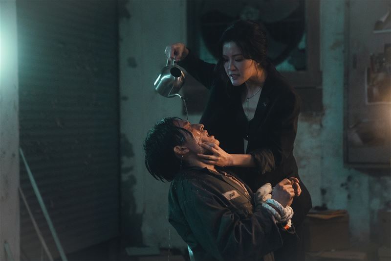 士捷在MV中「被虐到生活無法自理」。（圖／何樂音樂提供）