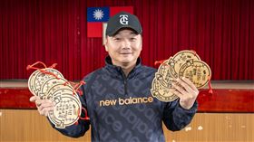 曾豪駒前往新竹縣與基層小球員相見。（圖／中央社）　