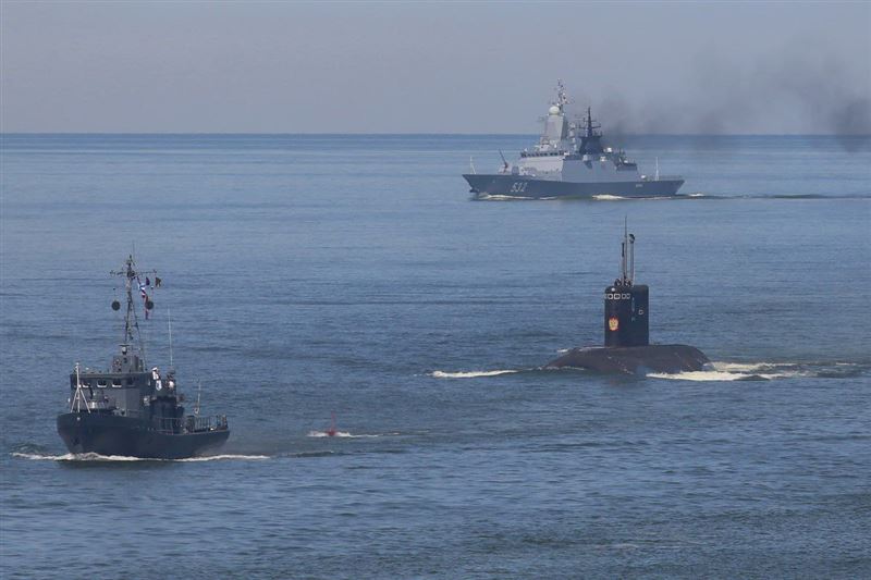 俄方出動潛艦「護航」貝拉1號，和美軍在大西洋對峙中。（圖／翻攝自X平台 @visegrad24）