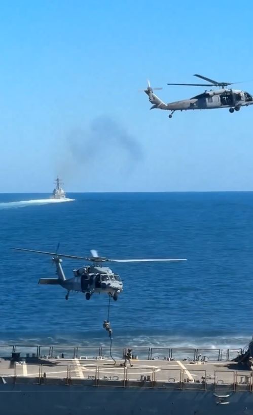 美空降部隊無視俄國潛艦，強行登船「貝拉1號」。（圖／翻攝自X平台 @visionergeo）