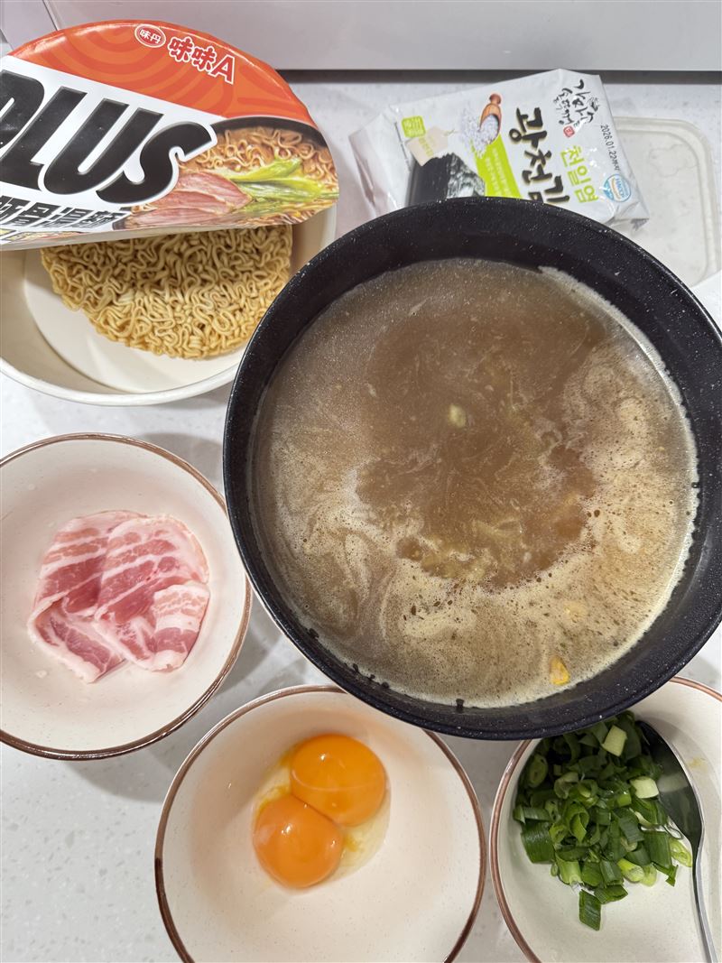 只要透過簡單食材和味味A黑蒜豚骨湯麵，不出國在家也能用平實價格，享受到近乎熊本拉麵的風味。（圖／翻攝畫面）