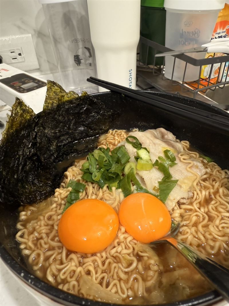 黑蒜豚骨湯頭成為整碗拉麵的靈魂，濃而不膩，與蛋黃拌入後更增滑順口感，意外的近似日本拉麵店的風味。（圖／翻攝畫面）