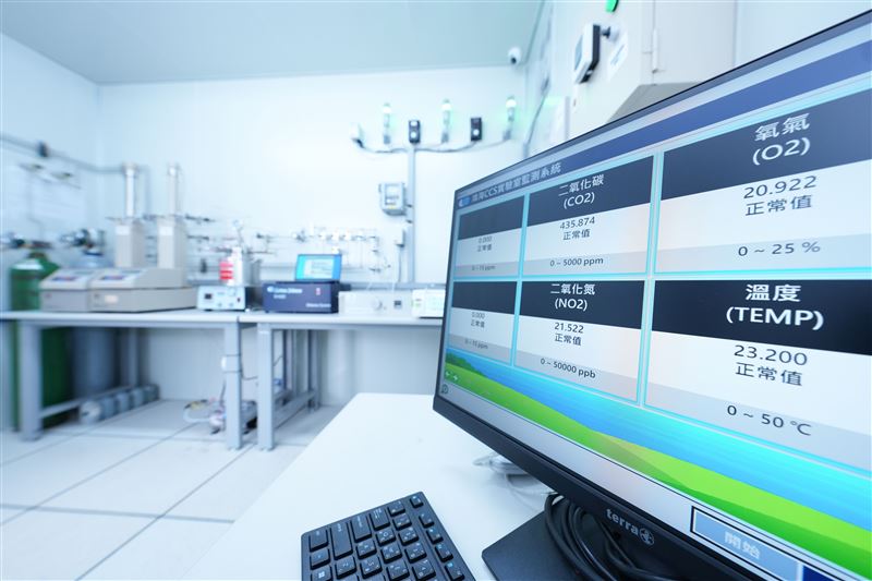 鴻海新金雞母曝光！不只造iPhone，鴻海攜手英商Pace CCS在台北啟用聯合實驗室，殺進數兆美元碳捕捉市場。竟用「半導體黑科技」解決全球無解的管線腐蝕痛點，這招讓業界驚呆。鎖定80億噸碳捕集需求，鴻海鴨子划水佈局綠金，準備通吃兆元大餅！（圖／鴻海提供）