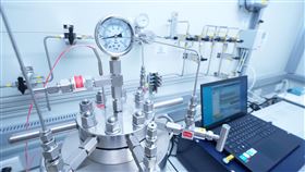 鴻海新金雞母曝光！不只造iPhone，鴻海攜手英商Pace CCS在台北啟用聯合實驗室，殺進數兆美元碳捕捉市場。竟用「半導體黑科技」解決全球無解的管線腐蝕痛點，這招讓業界驚呆。鎖定80億噸碳捕集需求，鴻海鴨子划水佈局綠金，準備通吃兆元大餅！（圖／鴻海提供） 