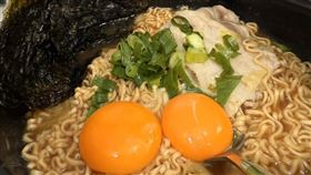 黑蒜豚骨拉麵變身熊本拉麵。（圖／翻攝畫面）