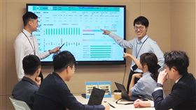 想捧金飯碗看這邊！國泰金控暨五大子公司2026年徵才計畫正式啟動，預計招募逾7,600名新血。因應AI浪潮，今年狂缺800位數位科技人才；而最受矚目的MA儲備幹部計畫更開出77個名額，首年年薪就有機會挑戰百萬，3月將前進台大、成大校園搶人！（圖／國泰提供）